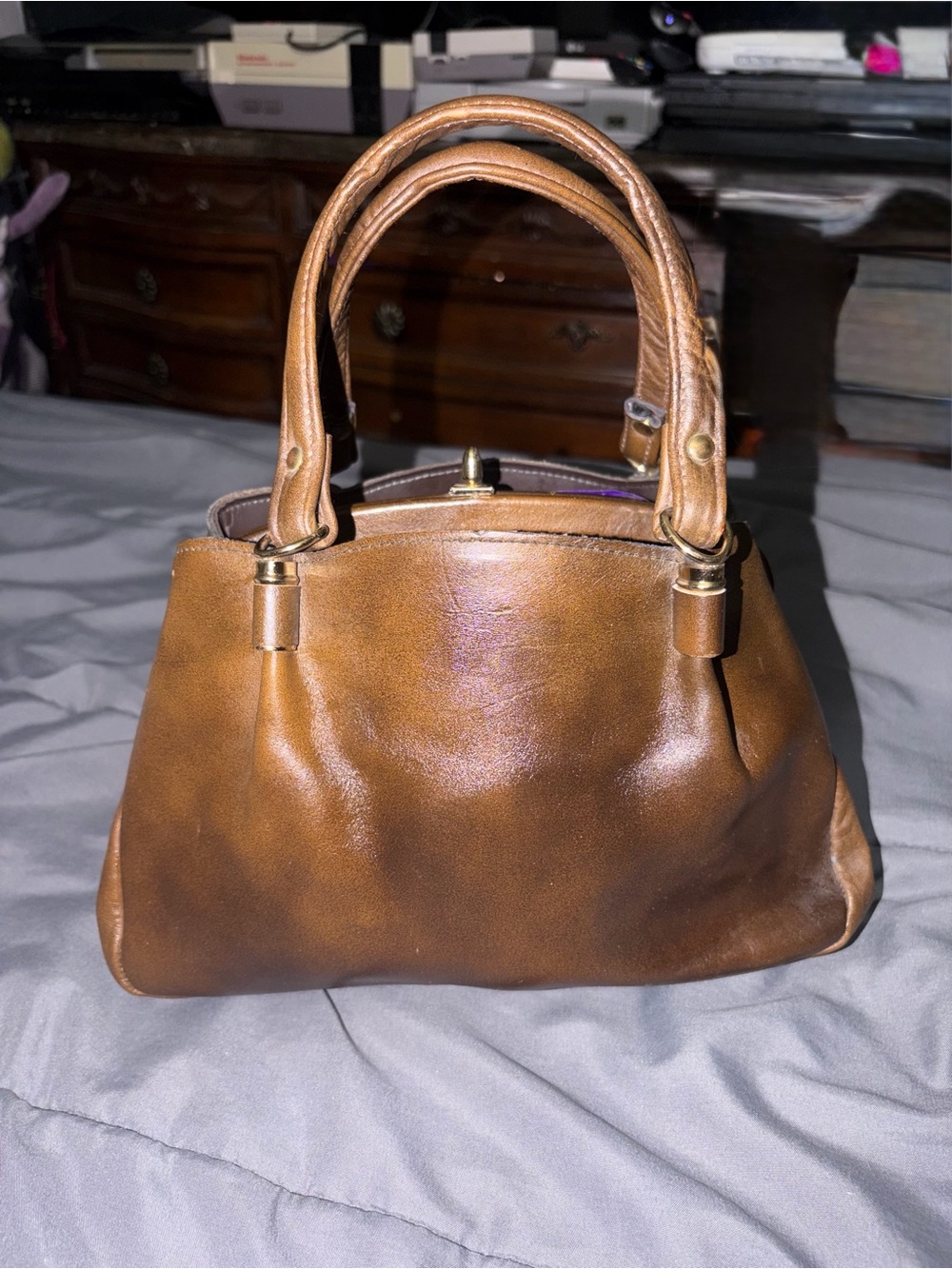 Mini This vintage brown leather handbag stands